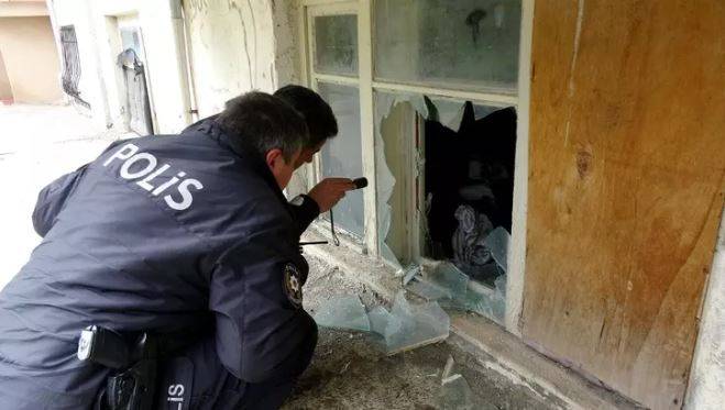 Polisler kırık pencereden içeri baktı! Evde gördüklerine inanamadı 35